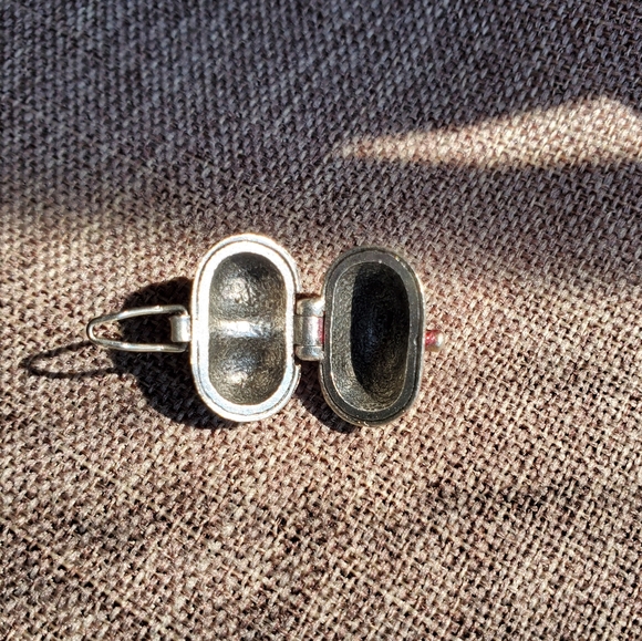 Heart Shaped Embellished Locket - Picture 4 of 4